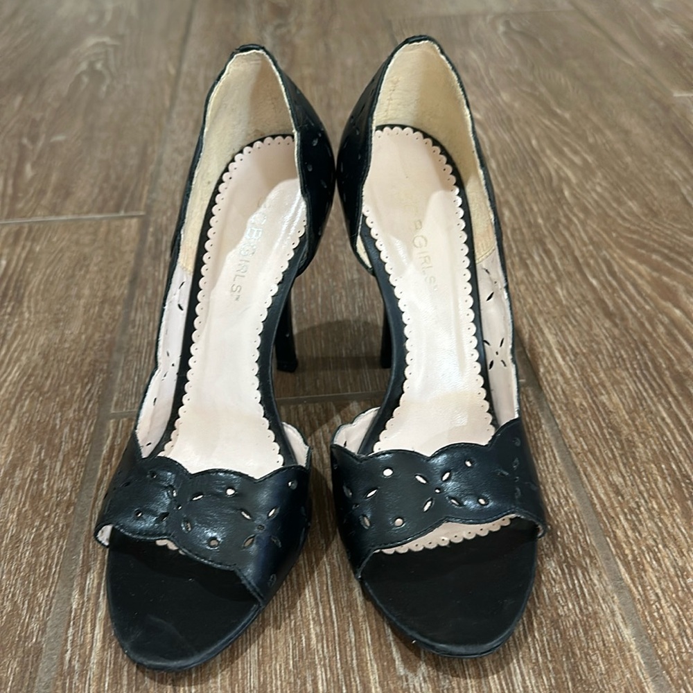 Vintage BCBG black leather lace heels 6.5